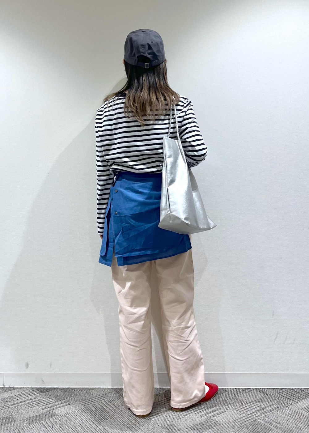 シルバー系のトートバッグ、シルバー系のトートバッグ、ブルー系のTシャツ/カットソーを着用したレディースの春コーディネートの3枚目の写真