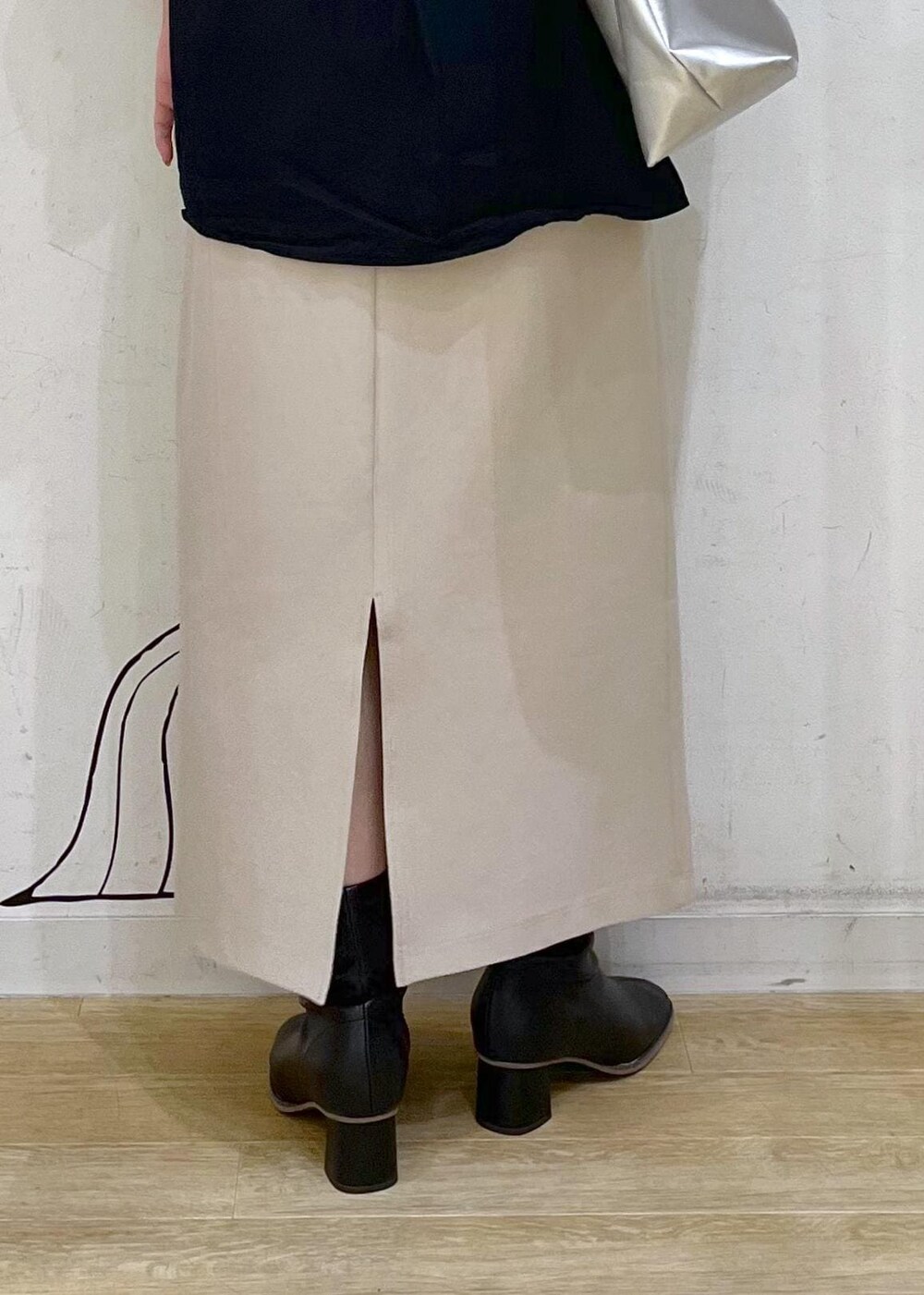 ベージュ系のスカート、ベージュ系のベスト、ブラック系のシャツ/ブラウスを着用したレディースの秋コーディネートの8枚目の写真