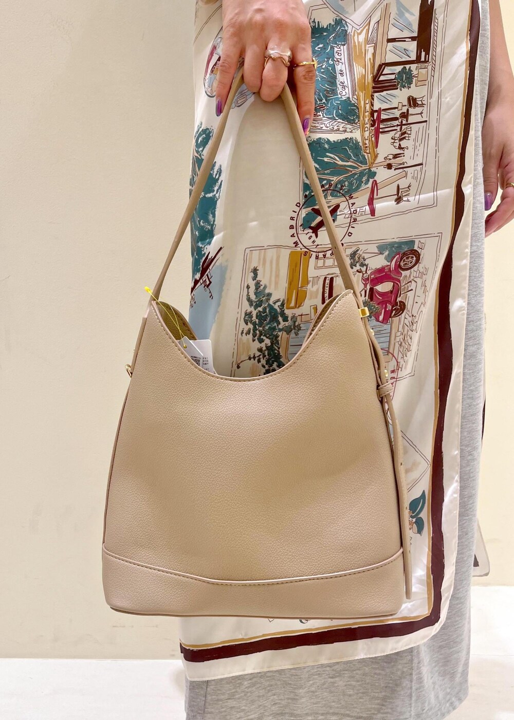 ブラック系のサンダル、グレー系のスカート、ブラック系のシャツ/ブラウスを着用したレディースの夏コーディネートの9枚目の写真