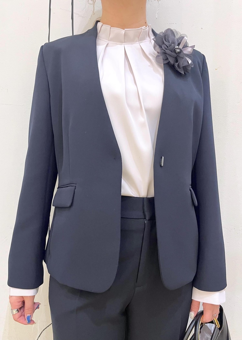 ブラック系のショルダーバッグ、ブラック系のローファー、ピンク系のシャツ/ブラウスを着用したレディースの冬コーディネートの4枚目の写真