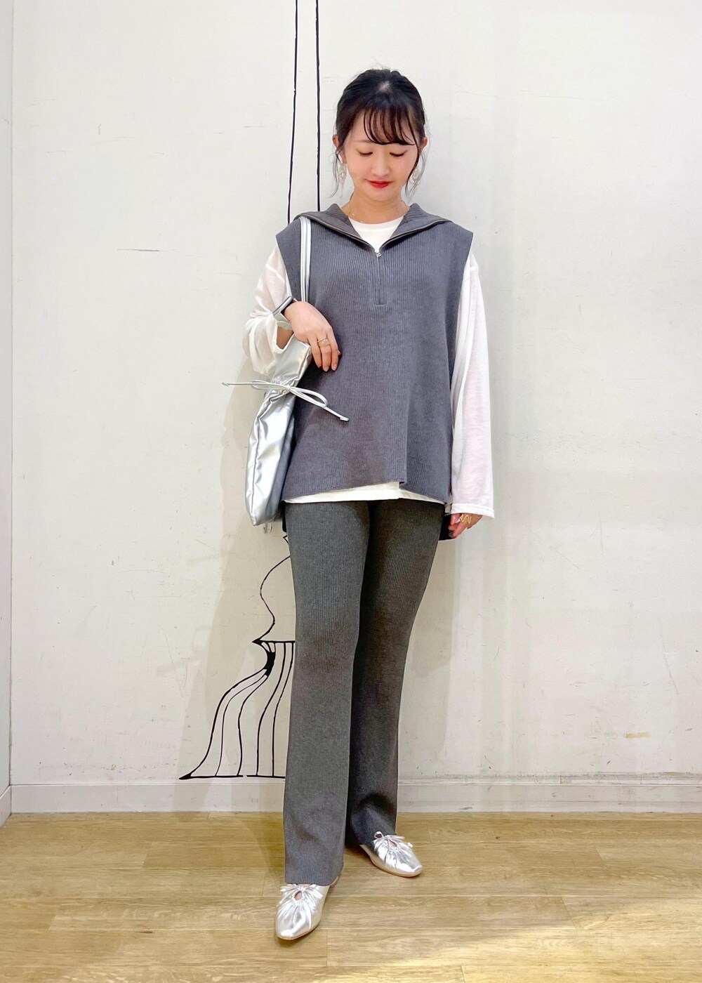 シルバー系のパンプス、グレー系のその他パンツ、シルバー系のトートバッグを着用したレディースの秋コーディネートの2枚目の写真