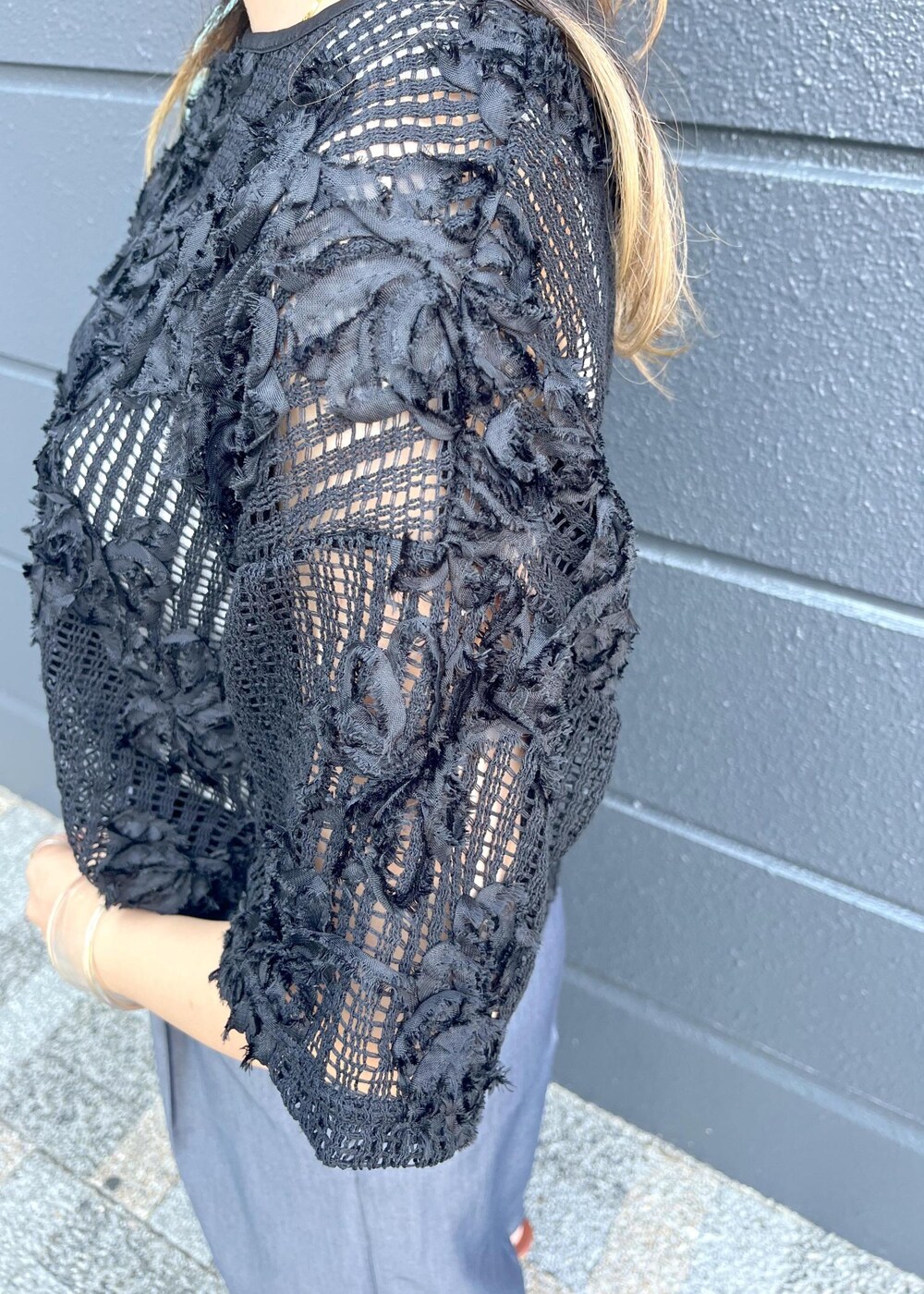 グレー系のタンクトップ、ブラック系のTシャツ/カットソー、ブルー系のその他パンツを着用したレディースの春コーディネートの5枚目の写真