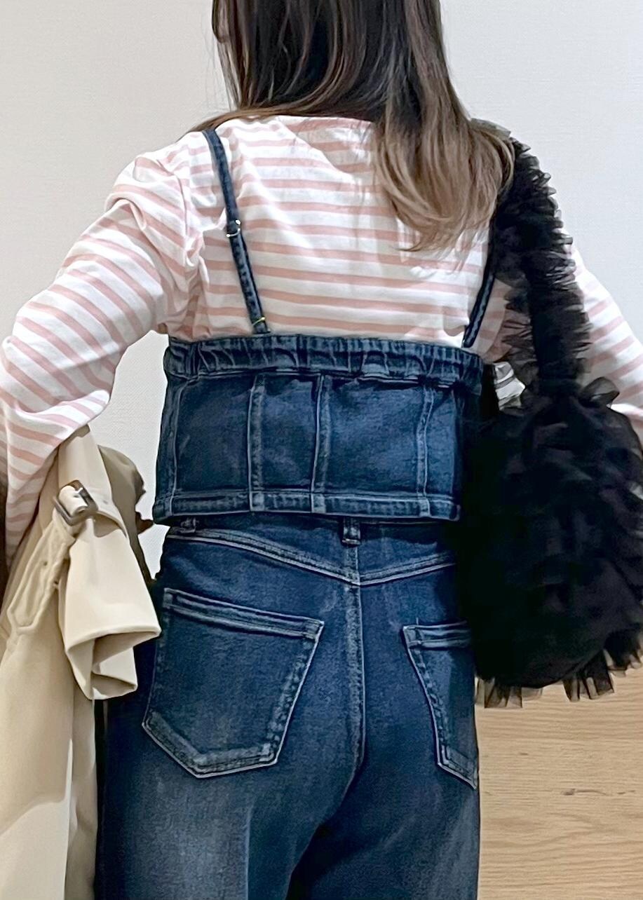 ブルー系のデニムパンツ、ブラック系のショルダーバッグ、ピンク系のTシャツ/カットソーを着用したレディースの春コーディネートの6枚目の写真