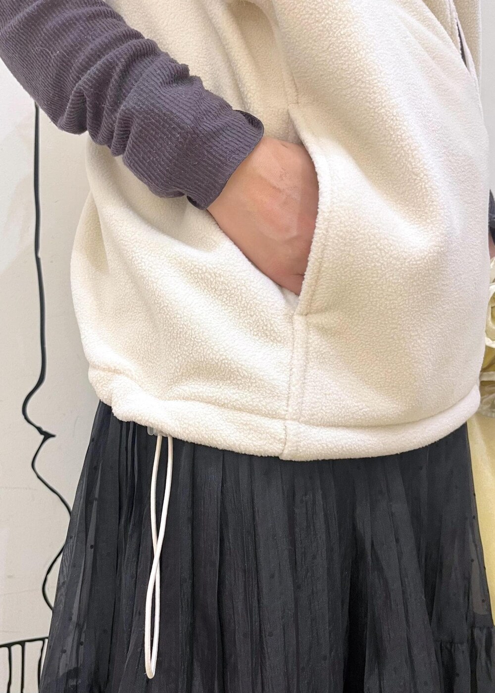 グレー系のTシャツ/カットソー、ブラック系のレインシューズ、イエロー系のショルダーバッグを着用したレディースの秋コーディネートの6枚目の写真