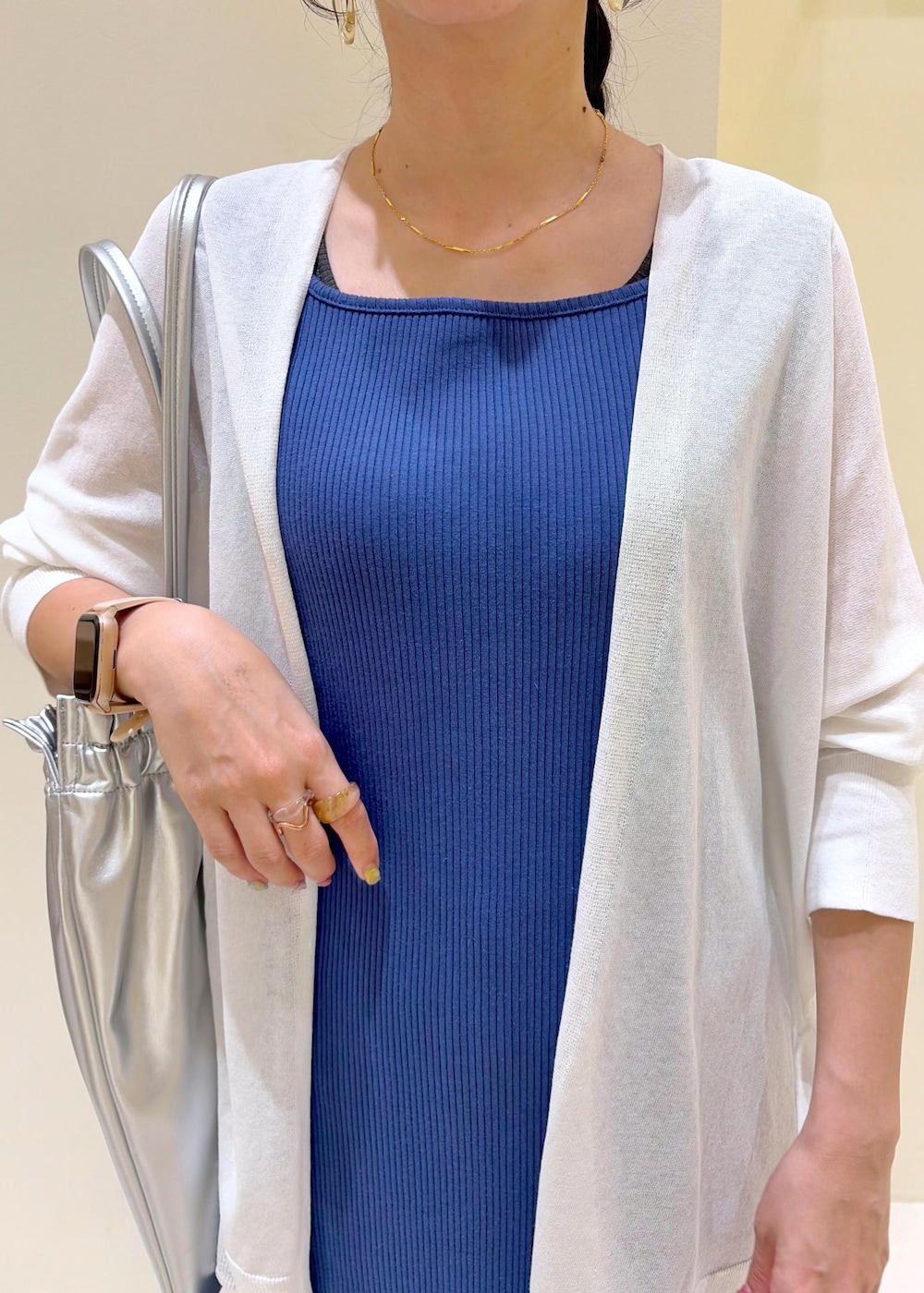 ブラック系のその他パンツ、ブルー系のワンピース、ホワイト系のカーディガン/ボレロを着用したレディースの春コーディネートの6枚目の写真