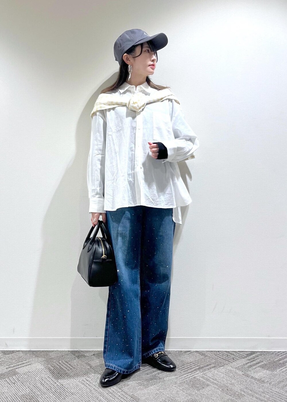 ブラック系のローファー、ブラック系のパンプス、ベージュ系のTシャツ/カットソーを着用したレディースの春コーディネートの2枚目の写真