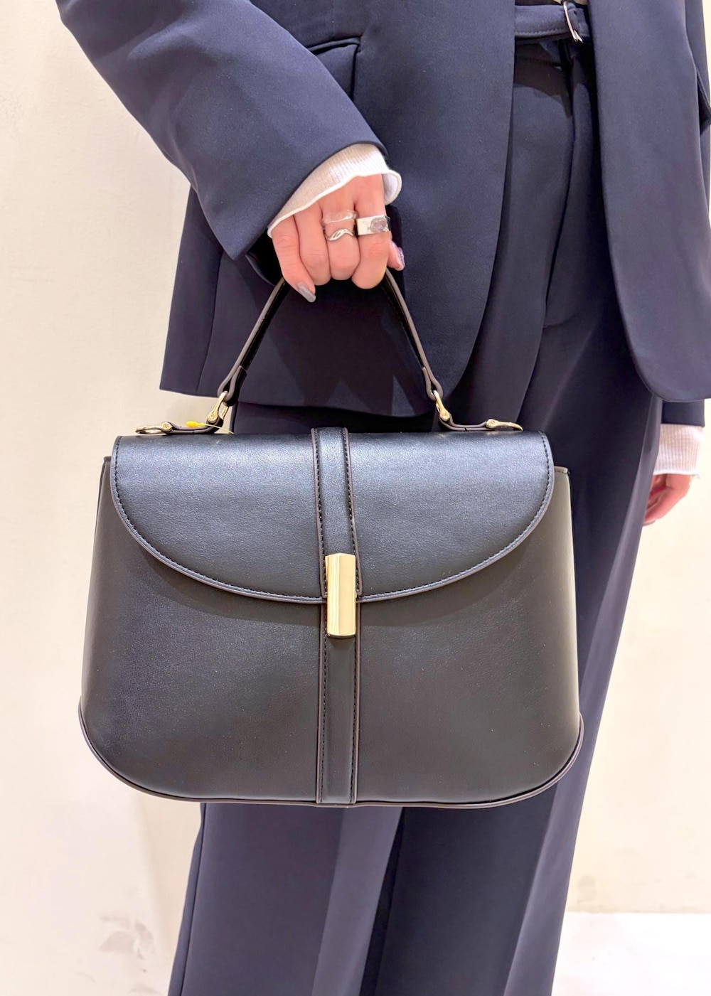 ホワイト系のTシャツ/カットソー、ブルー系のその他パンツ、ブルー系のノーカラージャケットを着用したレディースの冬コーディネートの9枚目の写真