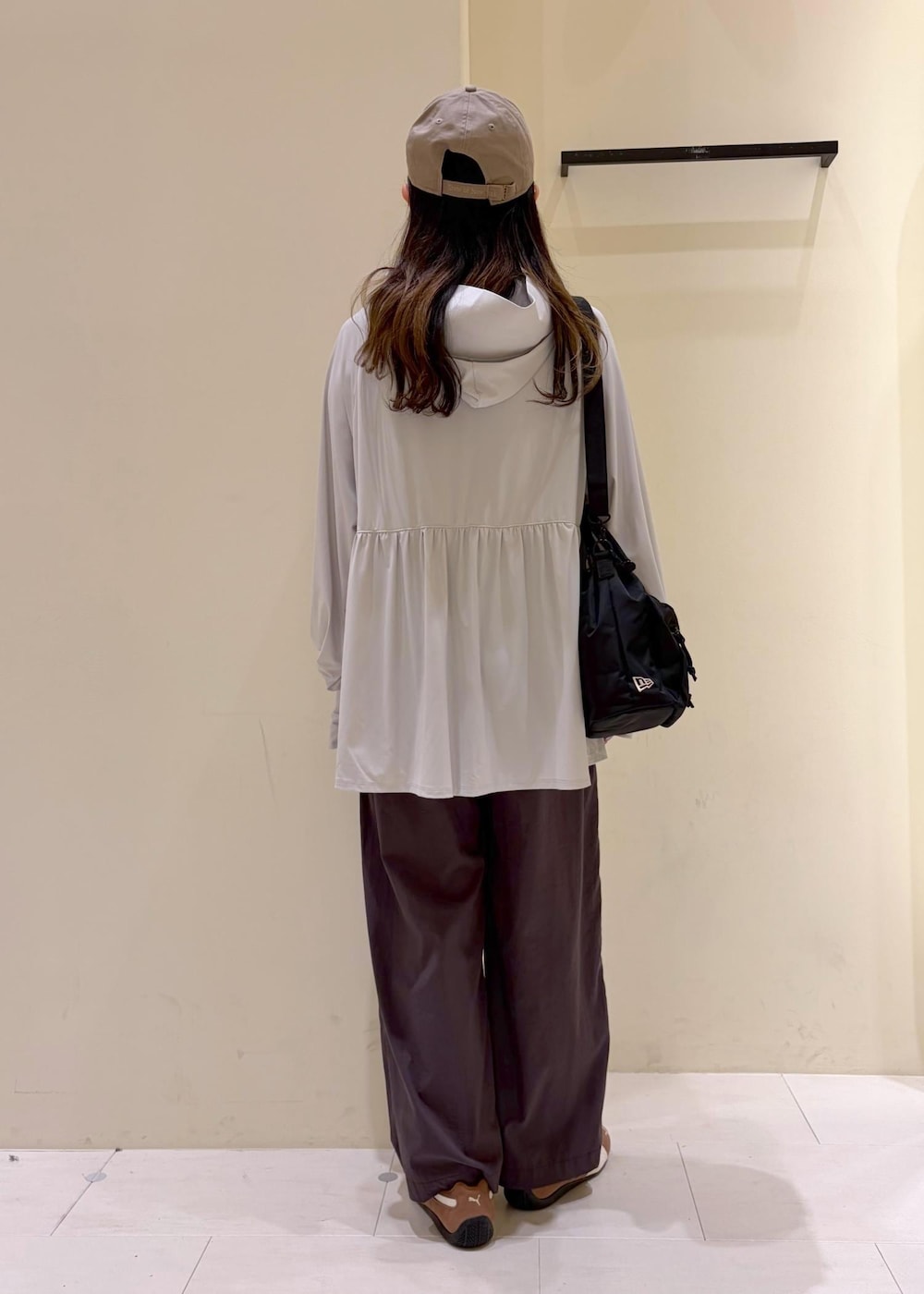 グレー系のパーカー、グレー系のその他パンツ、ブラック系のショルダーバッグを着用したレディースの春コーディネートの3枚目の写真