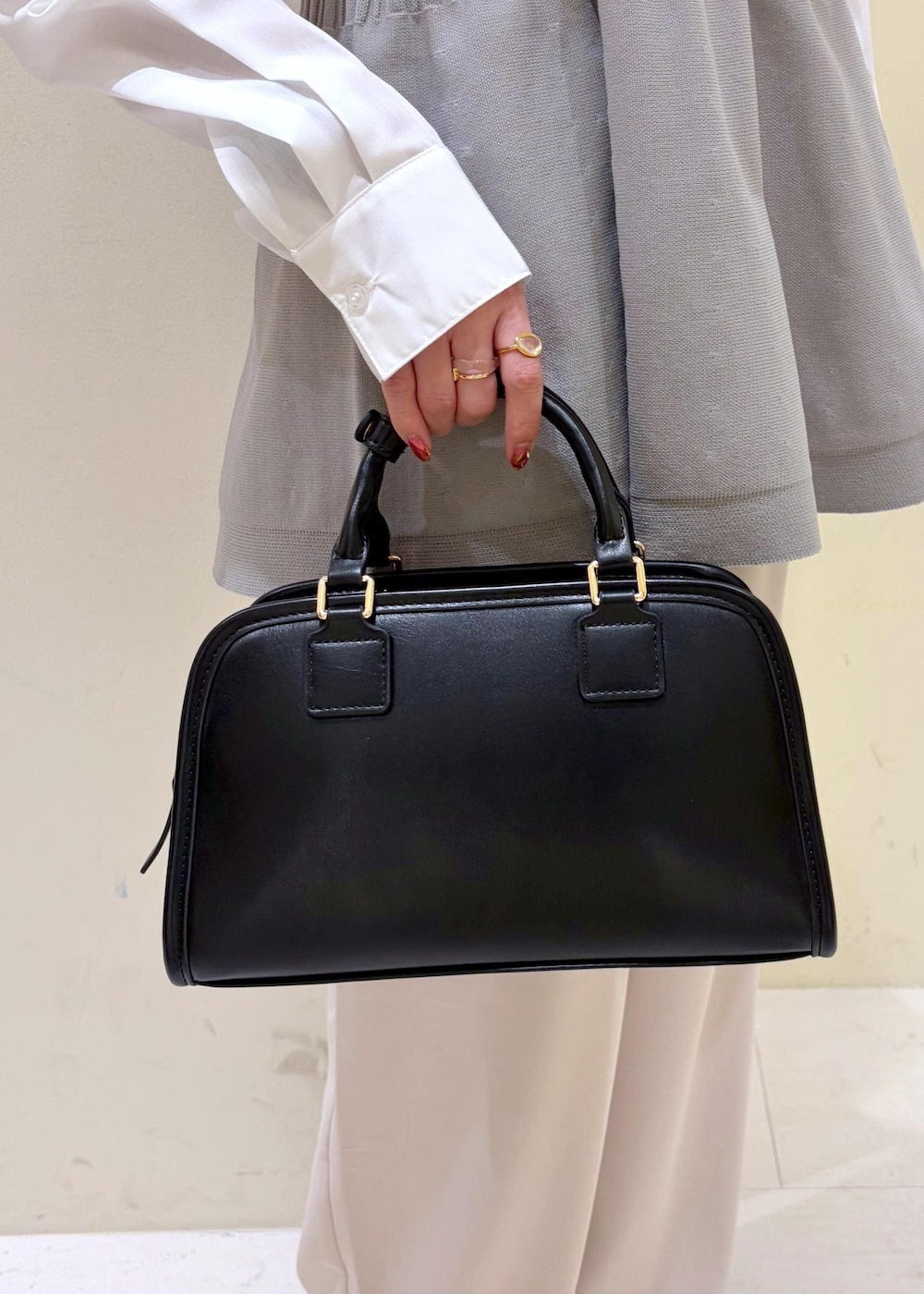 ブラック系のボストンバッグ、グレー系のシャツ/ブラウス、ベージュ系のその他パンツを着用したレディースの冬コーディネートの8枚目の写真