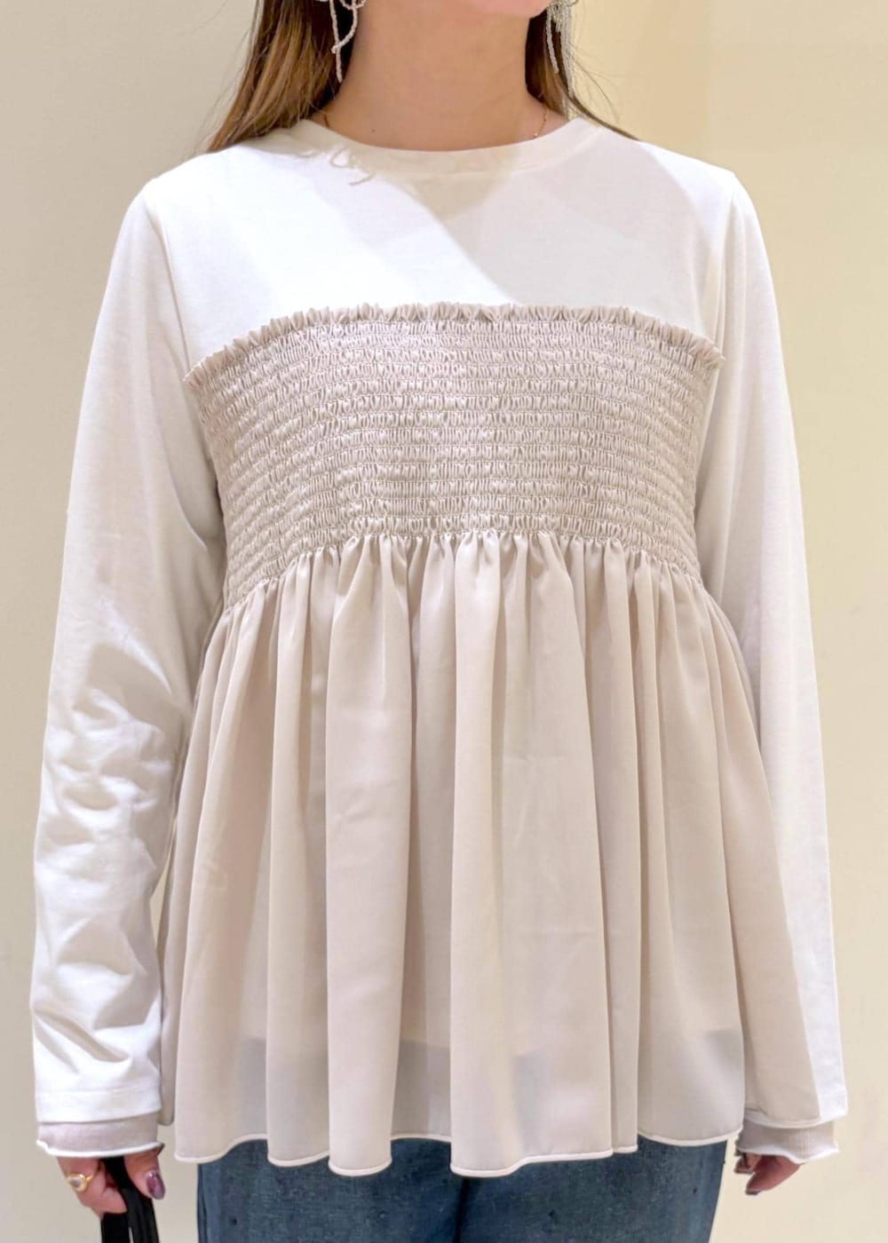 ブルー系のデニムパンツ、ベージュ系のTシャツ/カットソー、ピンク系のバレエシューズを着用したレディースの春コーディネートの4枚目の写真