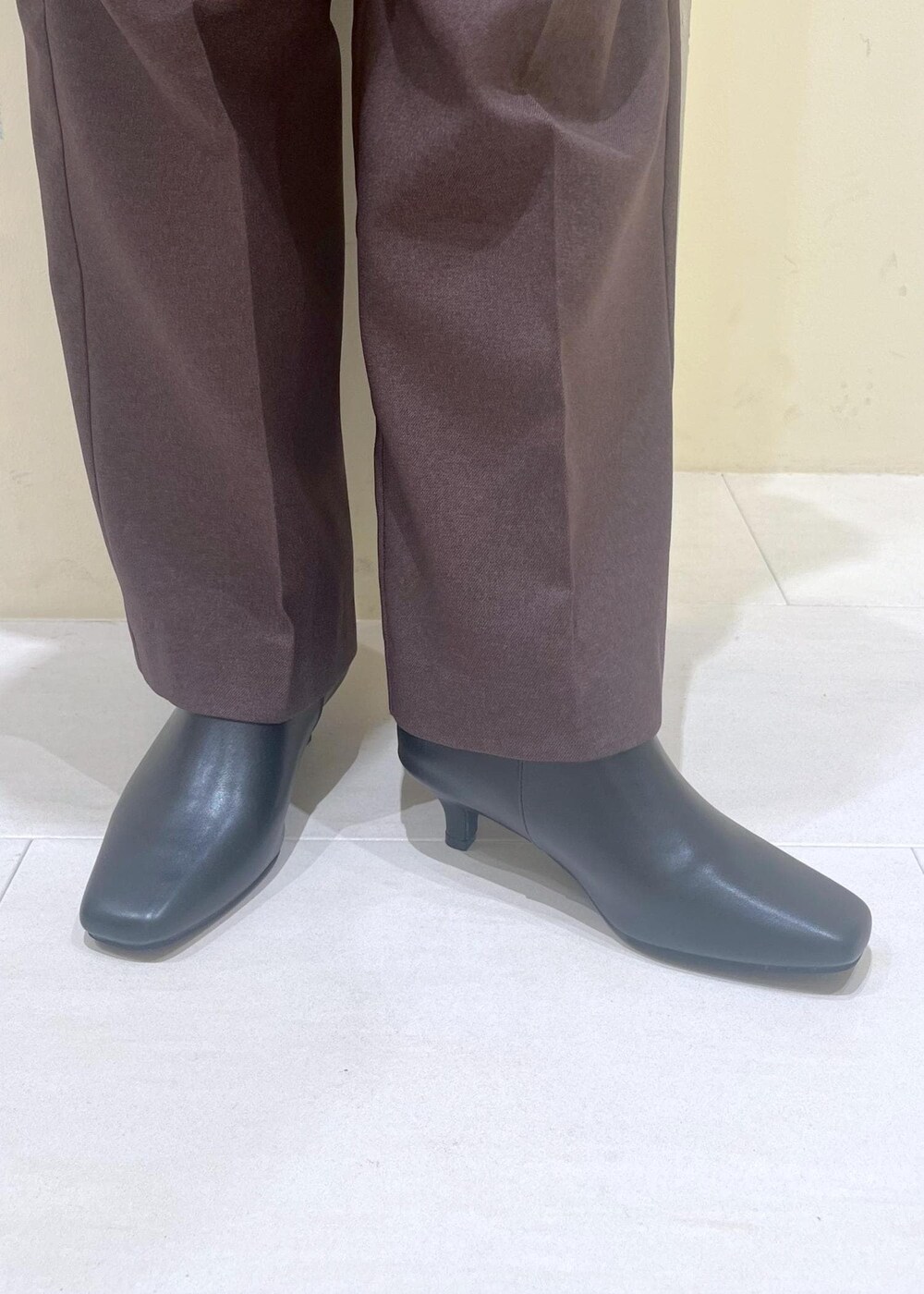 ベージュ系のカーディガン/ボレロ、ホワイト系のニット/セーター、ブラウン系のその他パンツを着用したレディースの秋コーディネートの9枚目の写真