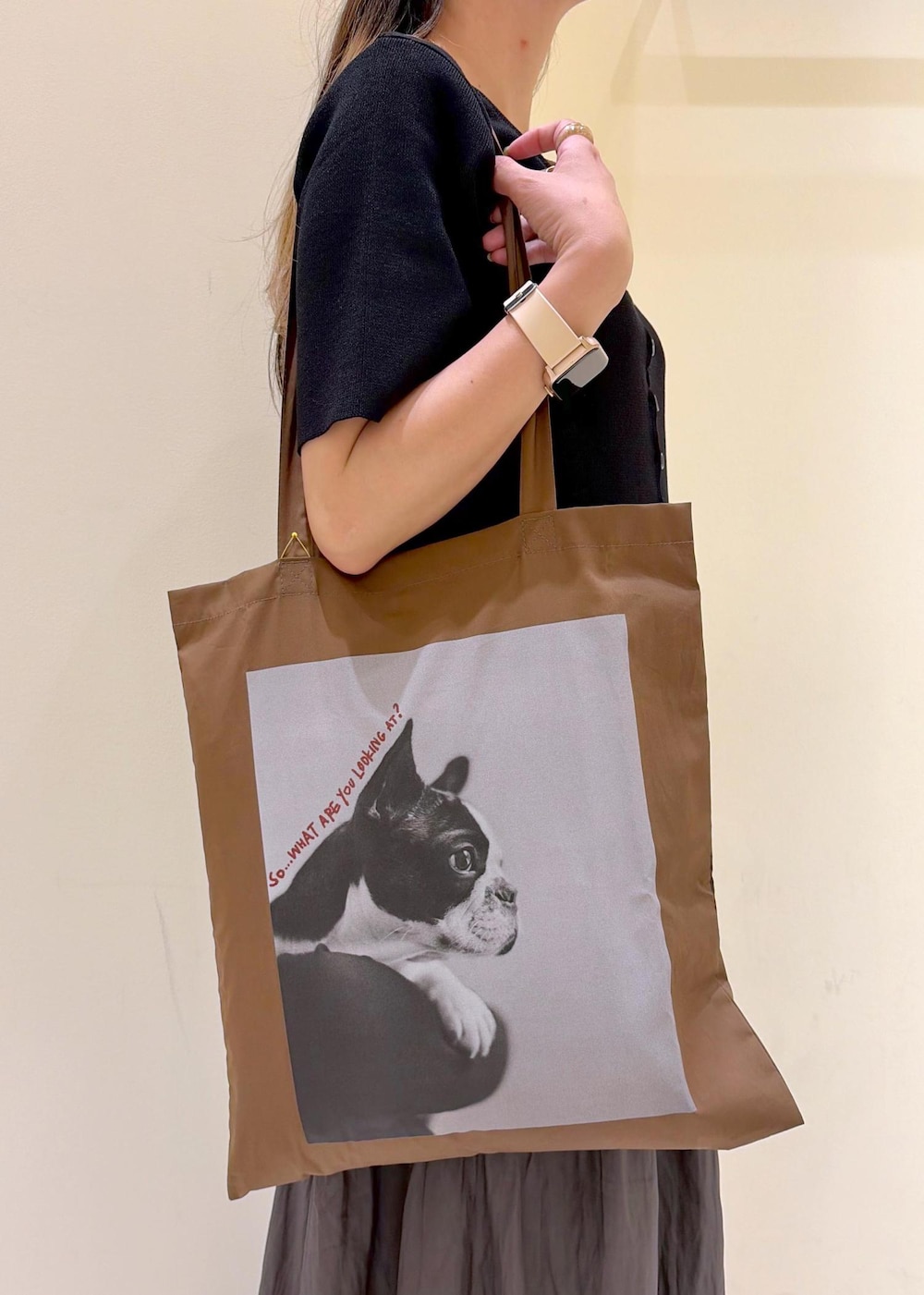 ブラウン系のサンダル、グレー系のスカート、ブラック系のカーディガン/ボレロを着用したレディースの春コーディネートの8枚目の写真