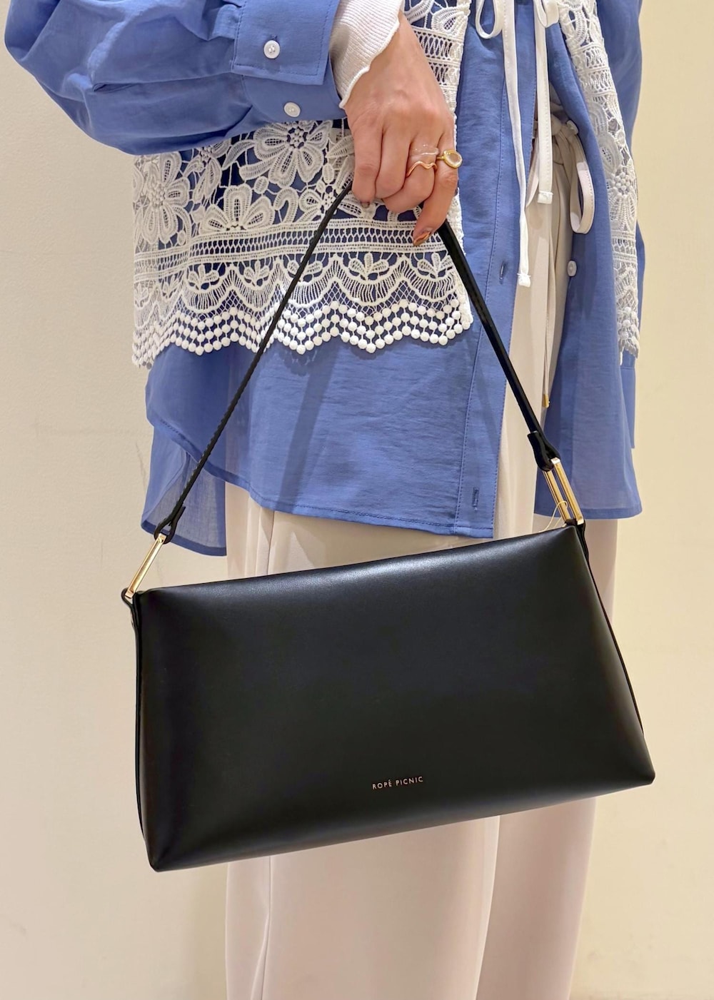 ブラック系のショルダーバッグ、ベージュ系のその他パンツ、ホワイト系のキャミソールを着用したレディースの春コーディネートの10枚目の写真