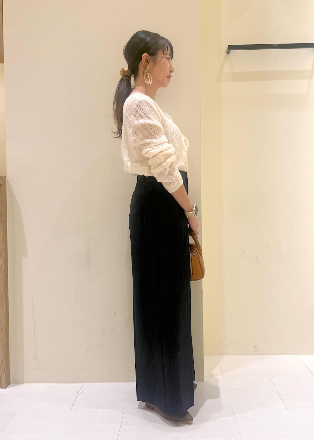 ホワイト系のカーディガン/ボレロ、ブルー系のその他パンツ、ブラウン系のパンプスを着用したレディースの秋コーディネートの2枚目の写真