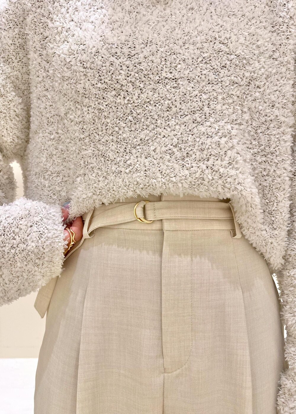 ブラック系のハンドバッグ、グレー系のニット/セーター、ブラック系のバレエシューズを着用したレディースの春コーディネートの7枚目の写真