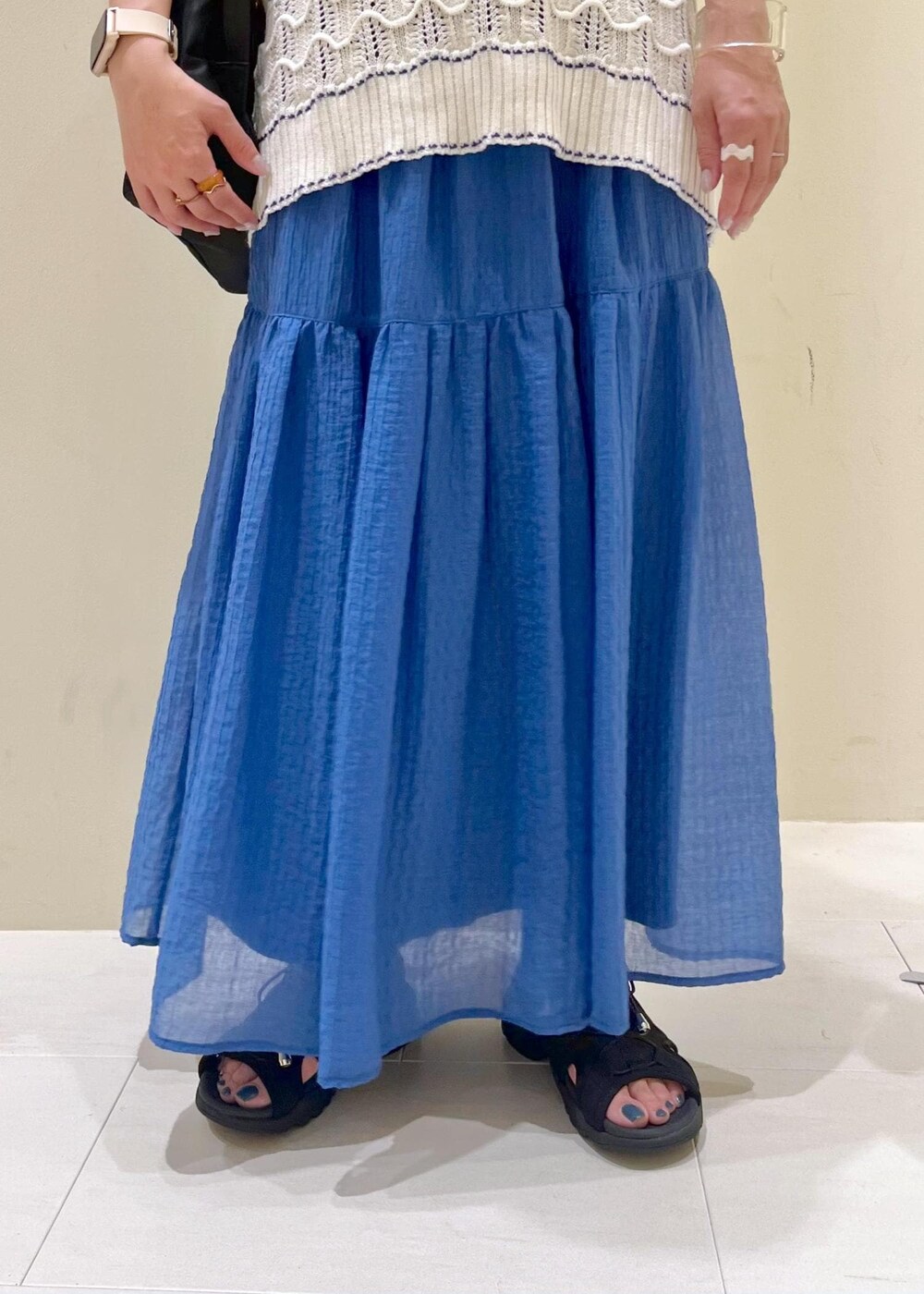 ブラック系のサンダル、ブラック系のバックパック/リュック、ブラック系のタンクトップを着用したレディースの春コーディネートの8枚目の写真