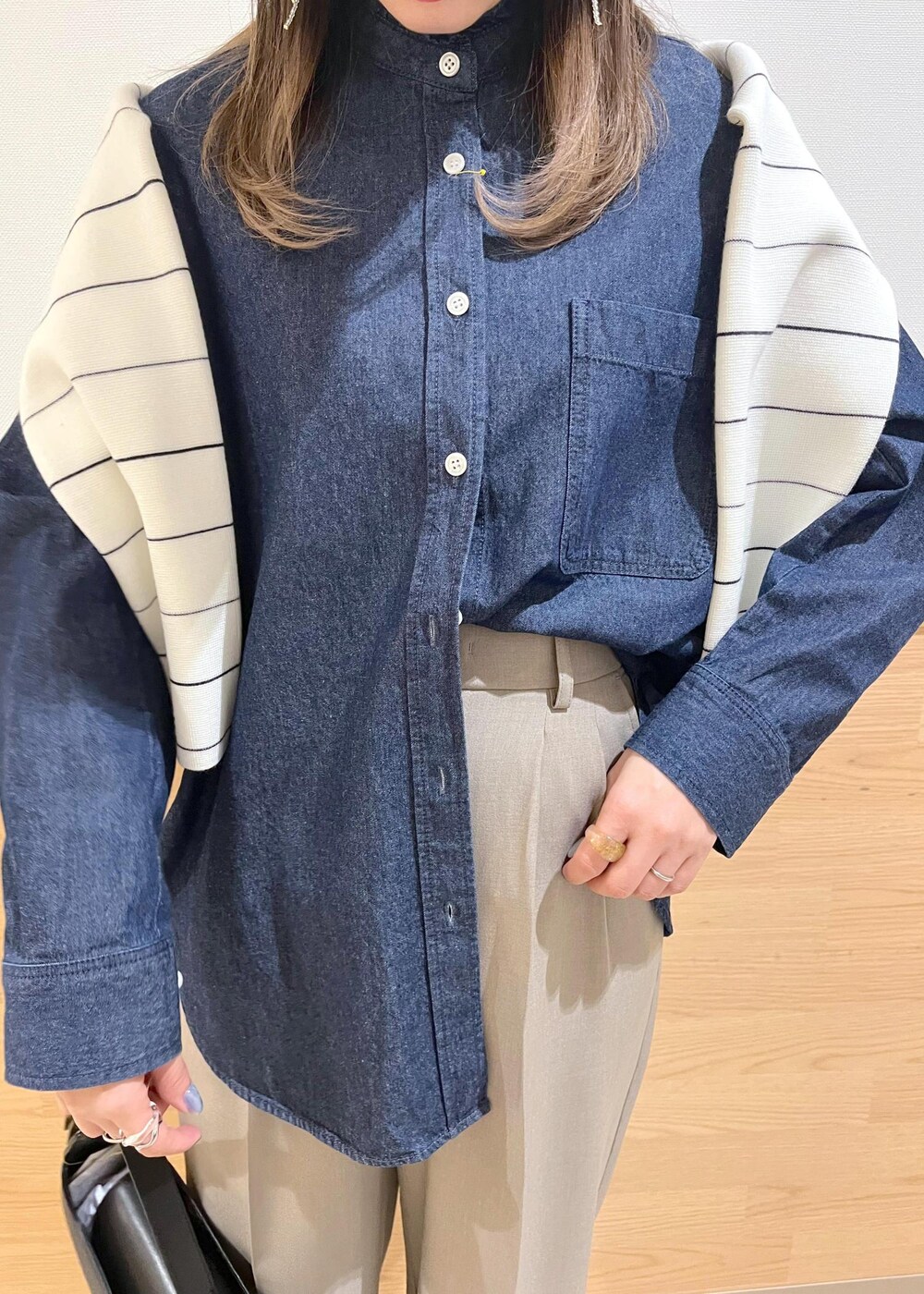 ブラック系のローファー、ブラック系のハンドバッグ、ブラック系のパンプスを着用したレディースの冬コーディネートの5枚目の写真