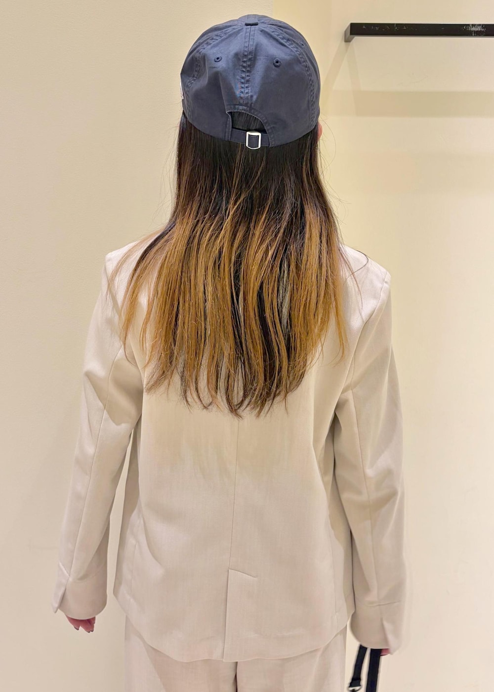 ベージュ系のその他パンツ、ベージュ系のテーラードジャケット、ブルー系のTシャツ/カットソーを着用したレディースの春コーディネートの6枚目の写真