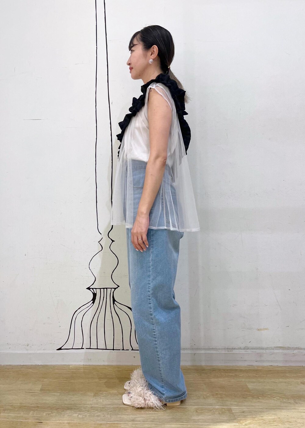 グレー系のTシャツ/カットソー、ベージュ系のサンダル、ブラック系のショルダーバッグを着用したレディースの夏コーディネートの3枚目の写真