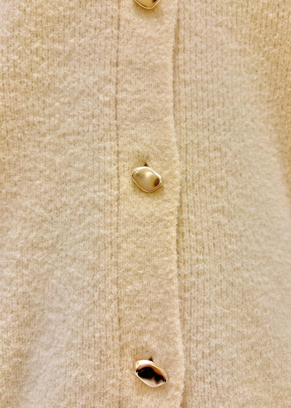 ベージュ系のカーディガン/ボレロ、ホワイト系のトートバッグ、ホワイト系のTシャツ/カットソーを着用したレディースの冬コーディネートの7枚目の写真