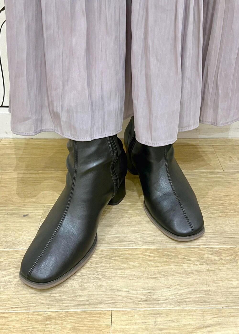 ブラック系のブーツ、パープル系のスカート、グレー系のニット/セーターを着用したレディースの冬コーディネートの9枚目の写真