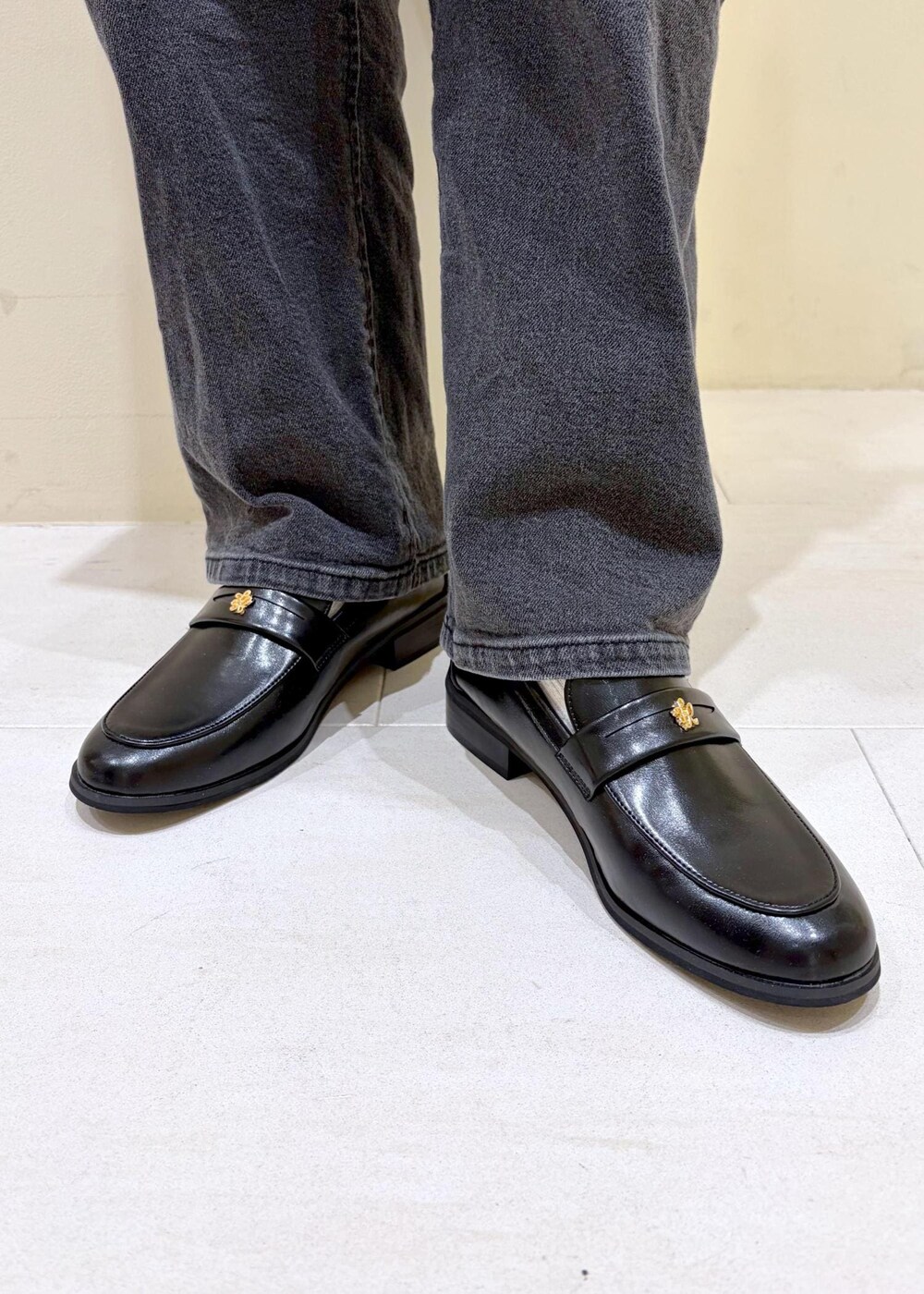 ブラック系のローファー、ベージュ系のボストンバッグ、ブラック系のデニムパンツを着用したレディースの春コーディネートの9枚目の写真