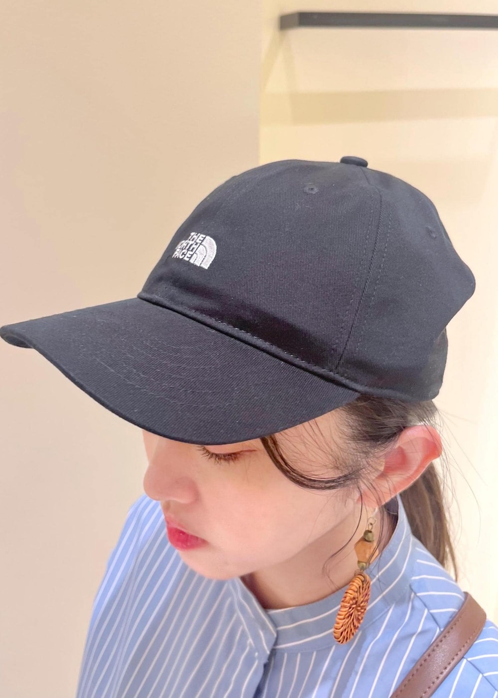 グレー系のタンクトップ、グレー系のワンピース、ブルー系のシャツ/ブラウスを着用したレディースの春コーディネートの7枚目の写真