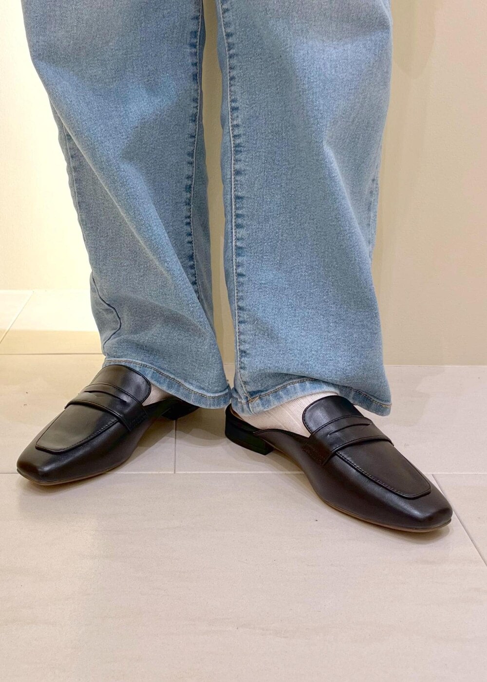 ブルー系のデニムパンツ、ブルー系のシャツ/ブラウス、グレー系のニット/セーターを着用したレディースの春コーディネートの9枚目の写真