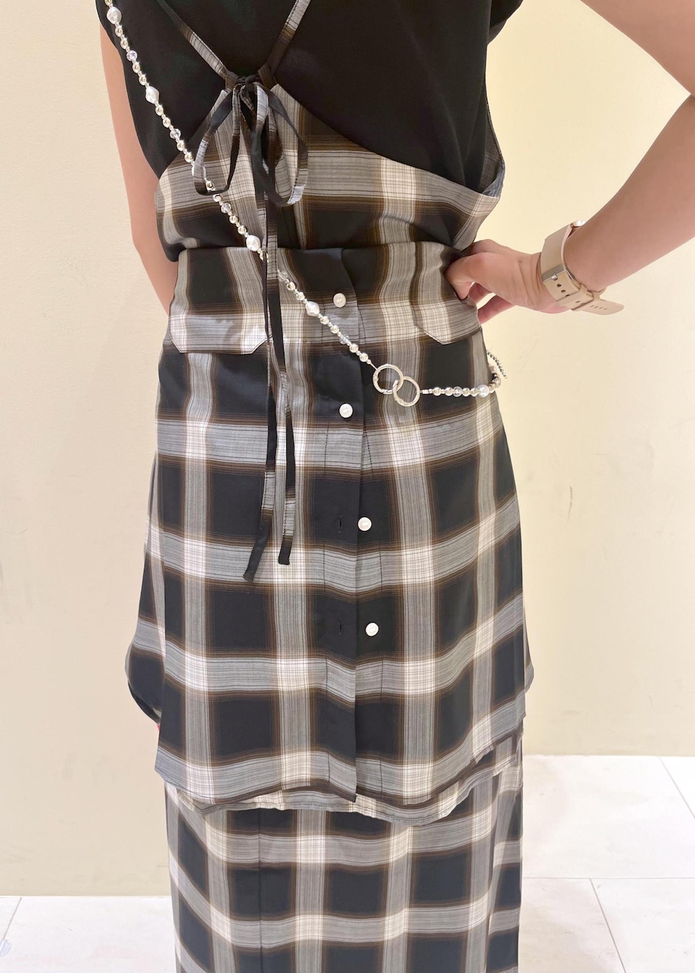 ブラック系のニット/セーター、ホワイト系のサンダル、レッド系のトートバッグを着用したレディースの夏コーディネートの8枚目の写真