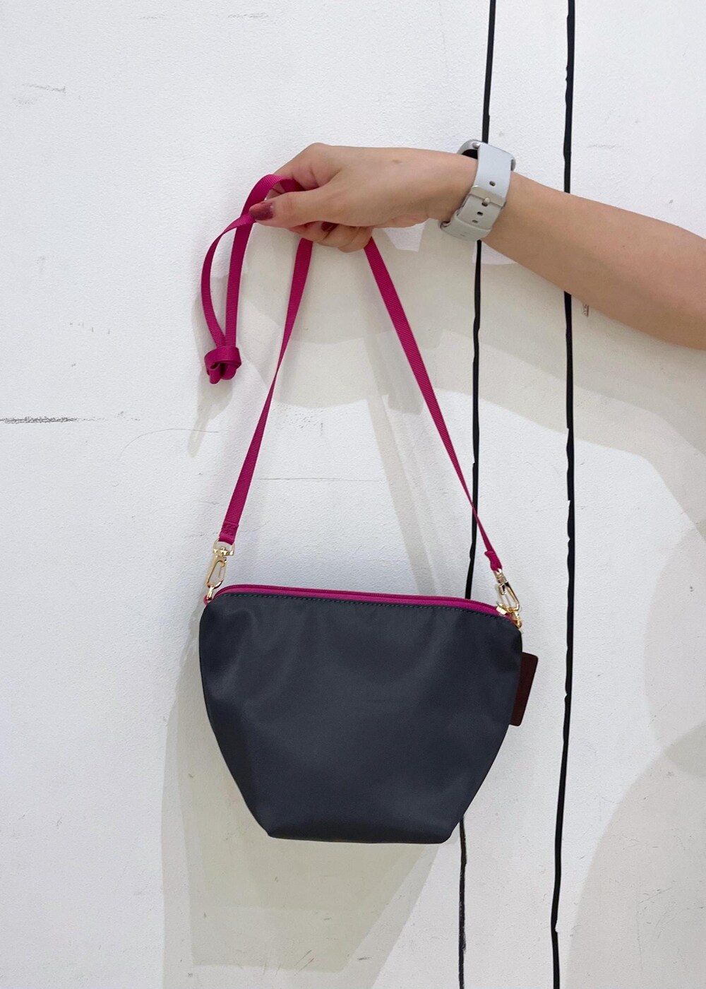 ホワイト系のスニーカー、グレー系のショルダーバッグ、ホワイト系のスカートを着用したレディースの夏コーディネートの9枚目の写真