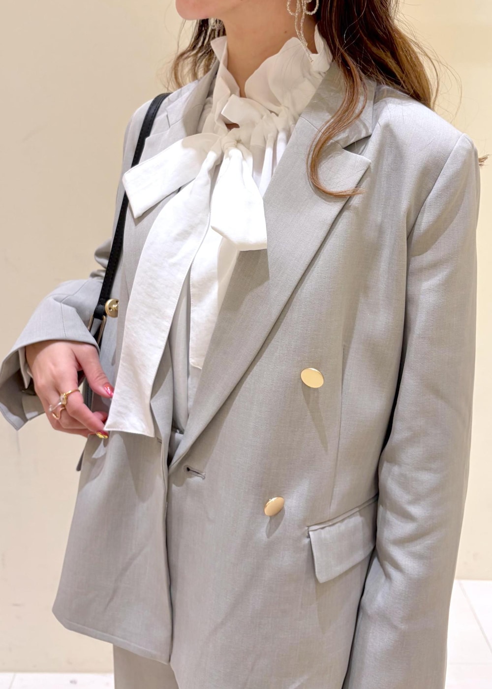 ホワイト系のシャツ/ブラウス、ブラック系のショルダーバッグ、グリーン系のその他パンツを着用したレディースの冬コーディネートの5枚目の写真