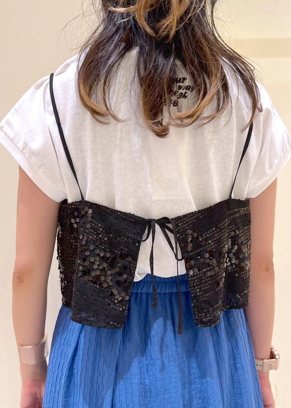 ブラック系のTシャツ/カットソー、ホワイト系のサンダル、ベージュ系のバックパック/リュックを着用したレディースの夏コーディネートの6枚目の写真