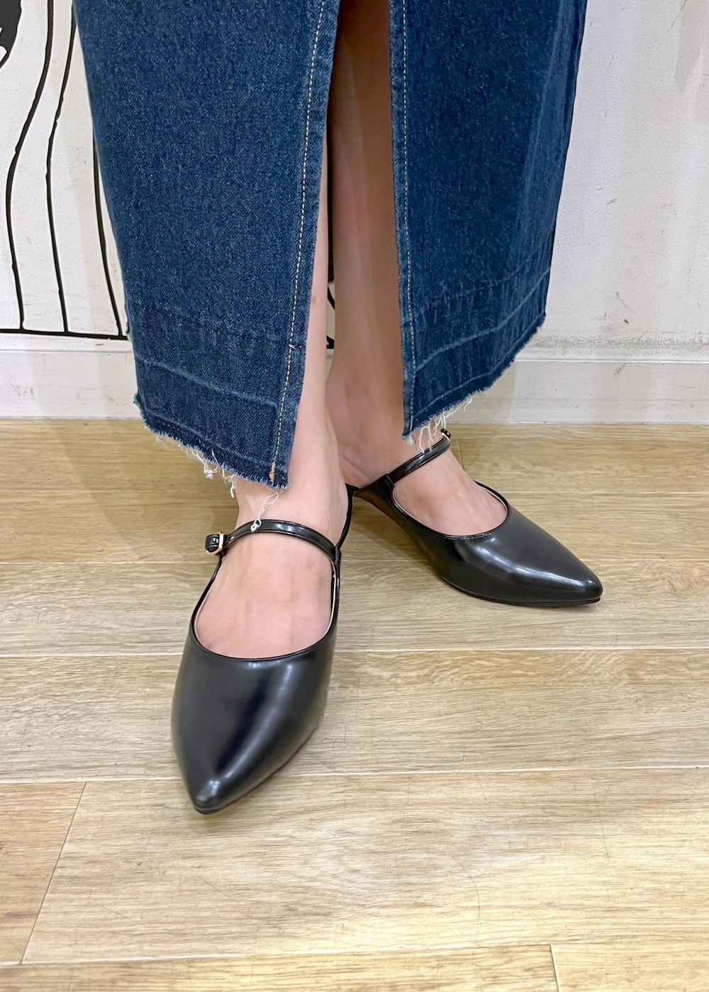 グレー系のタンクトップ、ブラック系のパンプス、ホワイト系のショルダーバッグを着用したレディースの夏コーディネートの9枚目の写真