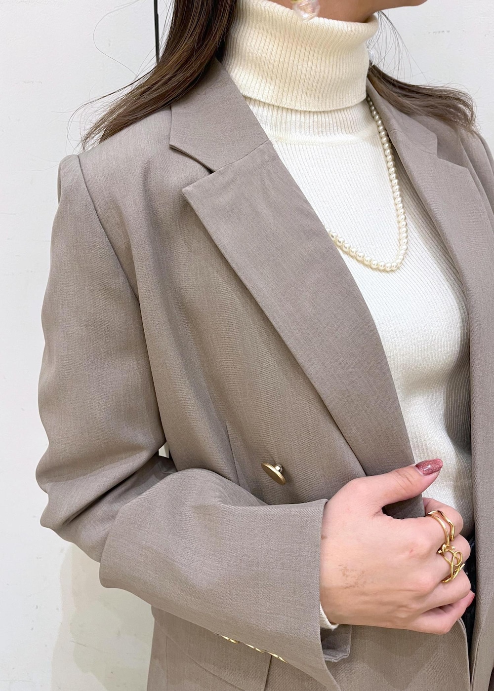 ホワイト系のニット/セーター、ブルー系のデニムパンツ、ブラック系のローファーを着用したレディースの冬コーディネートの5枚目の写真