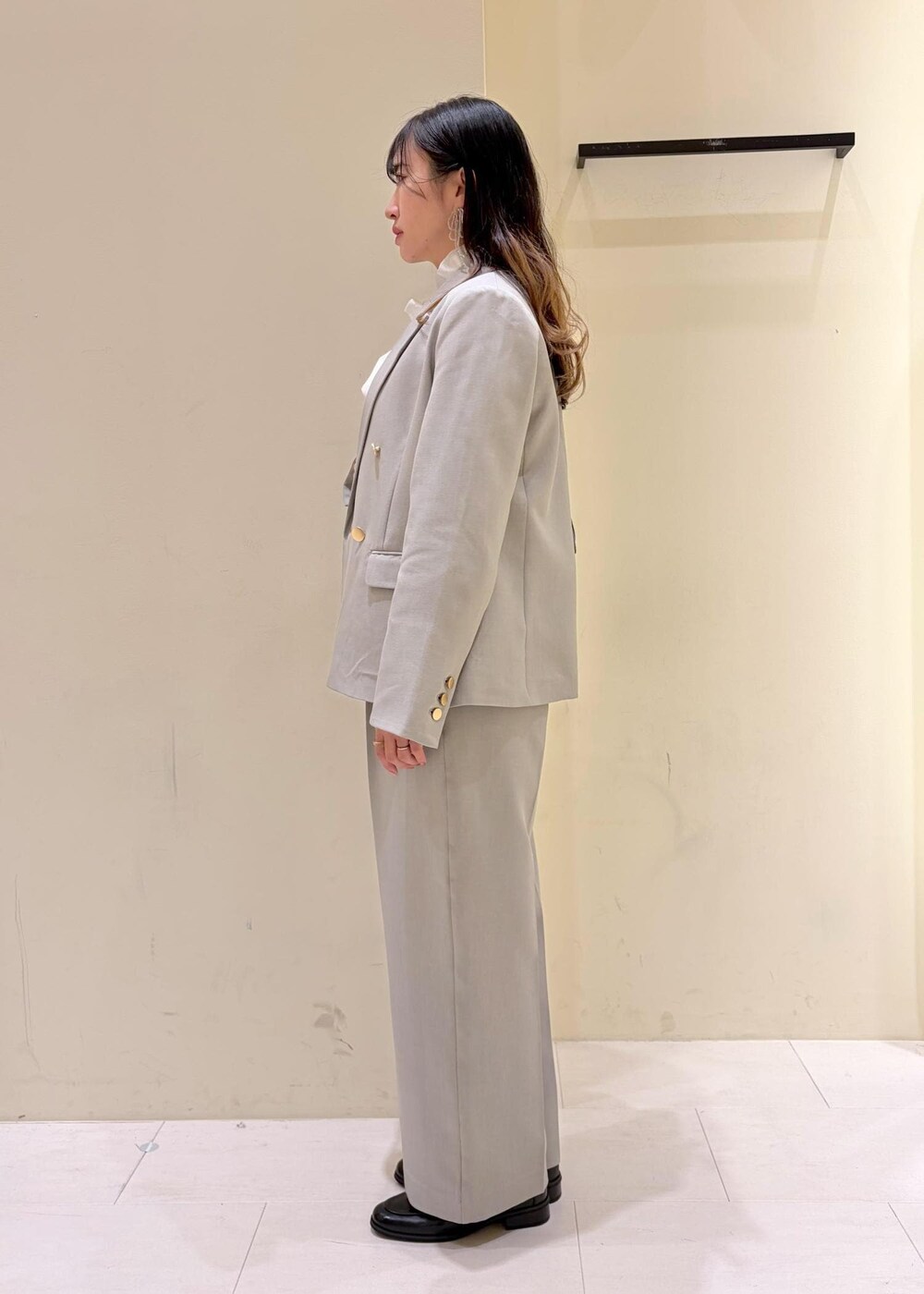 ホワイト系のシャツ/ブラウス、ブラック系のショルダーバッグ、グリーン系のその他パンツを着用したレディースの冬コーディネートの4枚目の写真