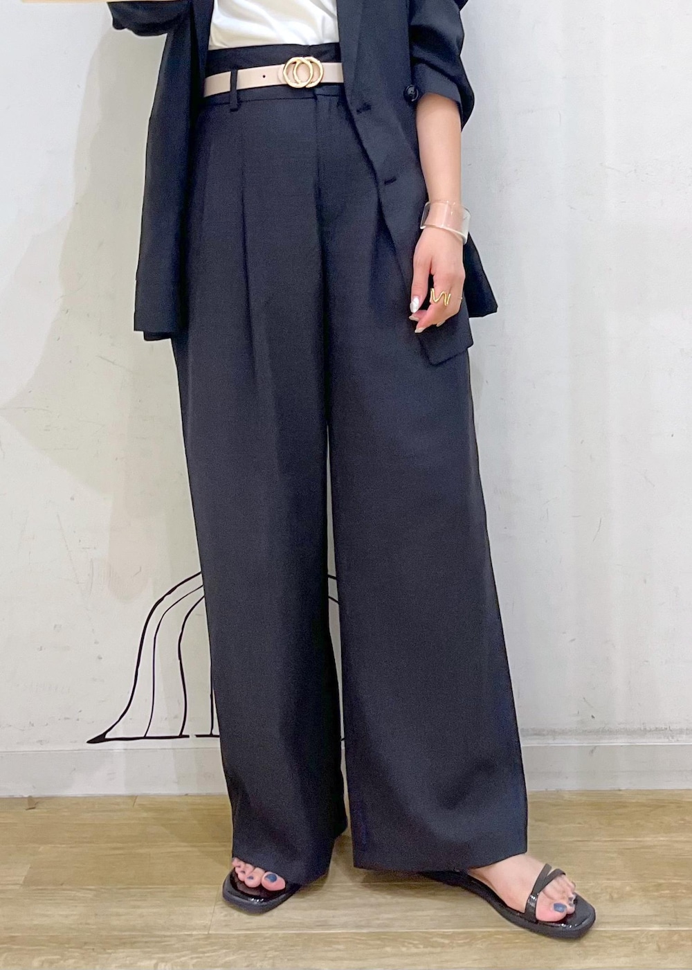 ブラック系のサンダル、グレー系のその他パンツ、ホワイト系のTシャツ/カットソーを着用したレディースの夏コーディネートの7枚目の写真