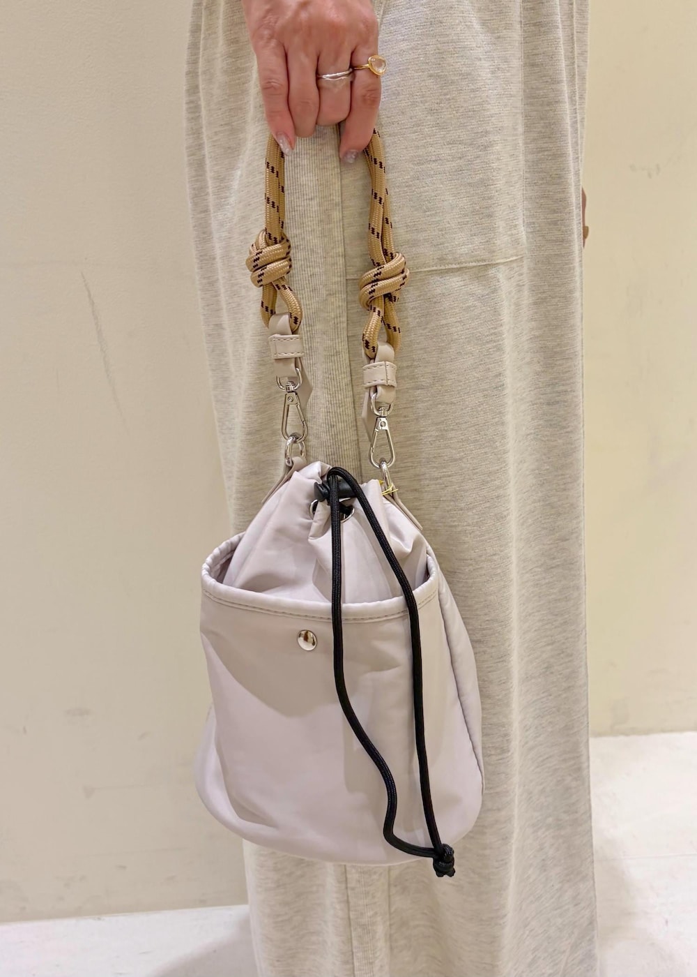 グレー系のショルダーバッグ、ブラック系のサンダル、グレー系のTシャツ/カットソーを着用したレディースの夏コーディネートの9枚目の写真