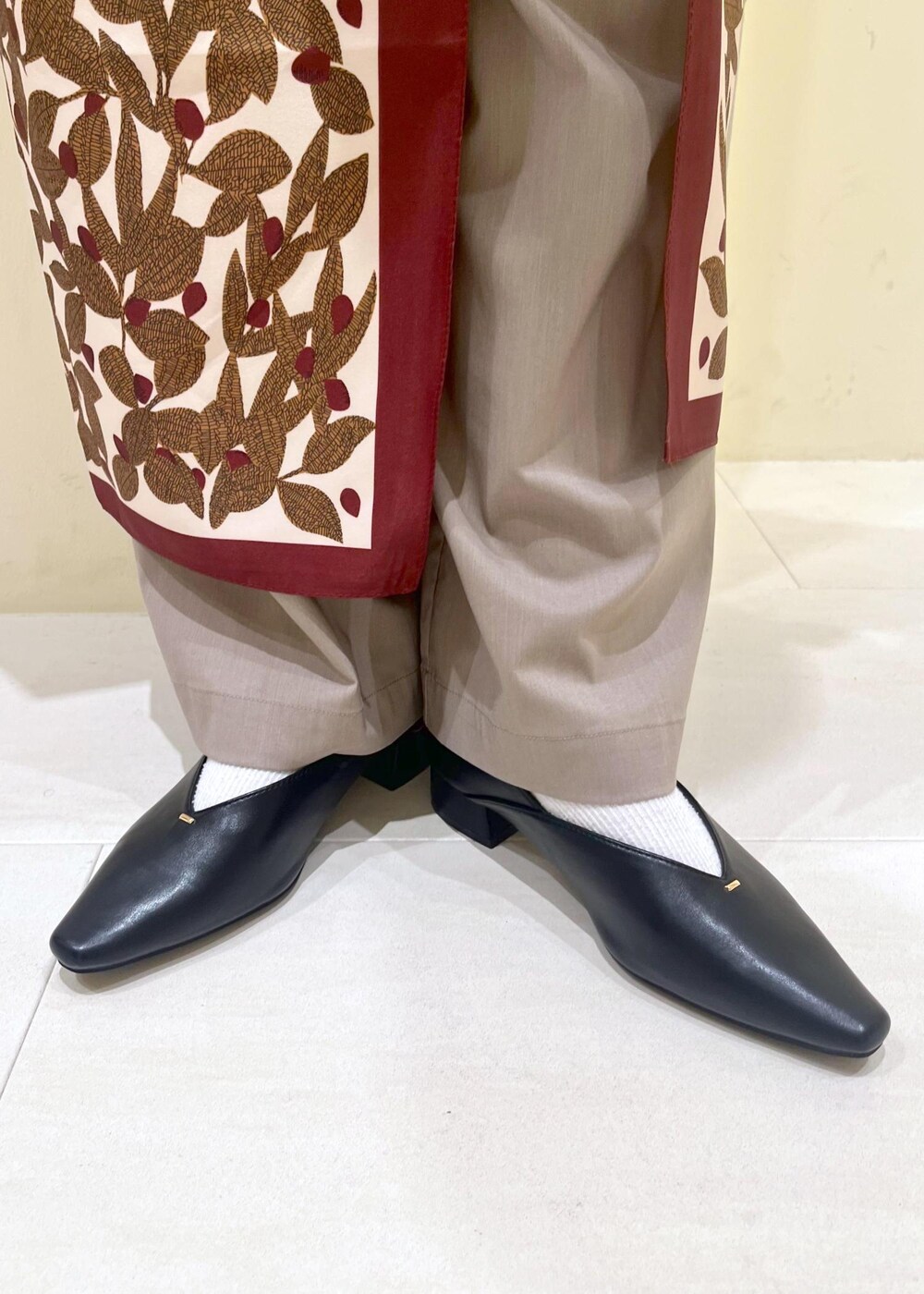 シルバー系のトートバッグ、シルバー系のトートバッグ、ベージュ系のその他パンツを着用したレディースの秋コーディネートの10枚目の写真