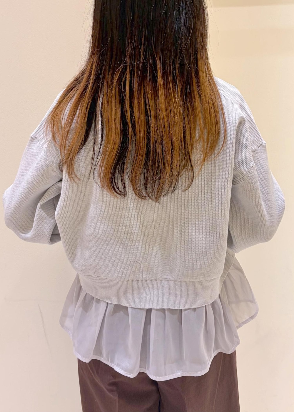 ホワイト系のTシャツ/カットソー、グレー系のカーディガン/ボレロ、ブラウン系のその他パンツを着用したレディースの春コーディネートの7枚目の写真