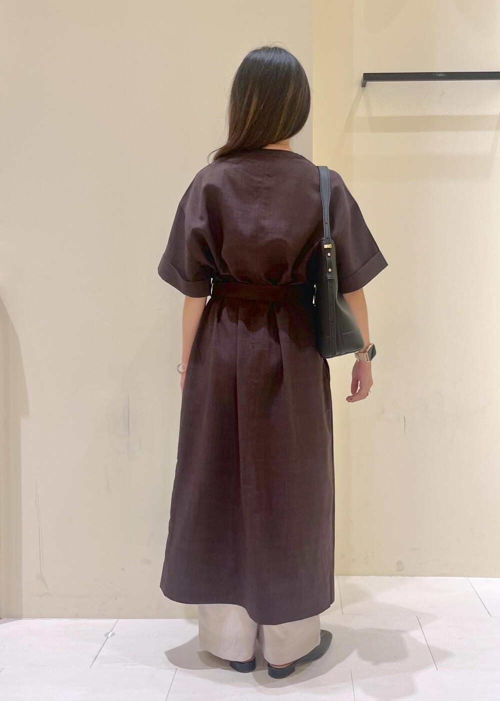 ブラック系のローファー、ベージュ系のその他パンツ、ブラウン系のワンピースを着用したレディースの秋コーディネートの3枚目の写真