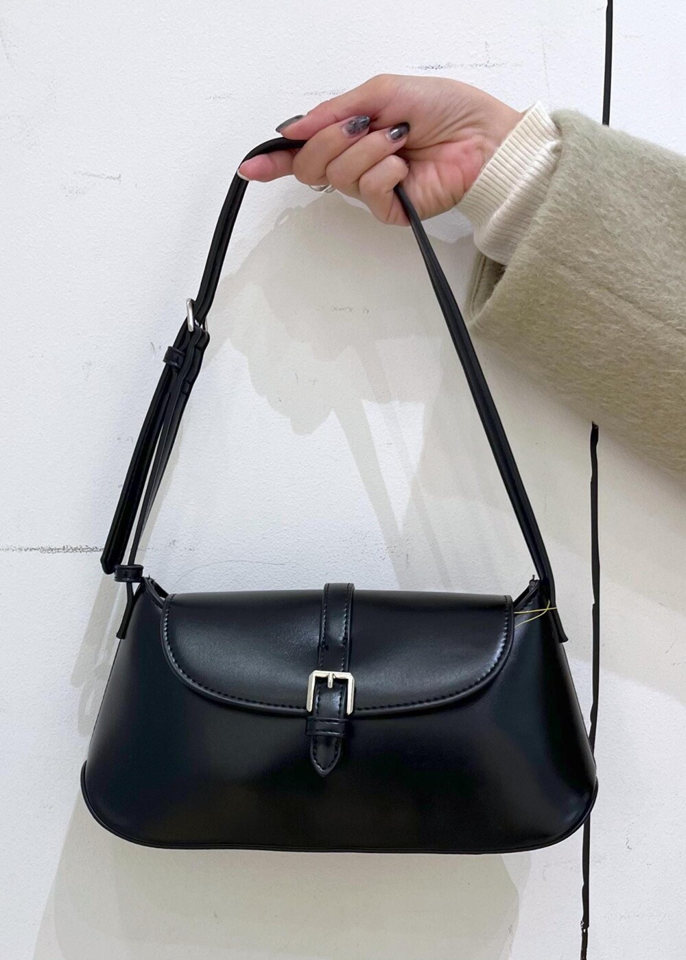 ホワイト系のニット/セーター、グリーン系のその他アウター、ブラウン系のその他パンツを着用したレディースの冬コーディネートの9枚目の写真