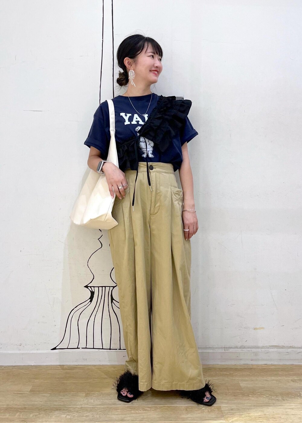 イエロー系のその他パンツ、ホワイト系のトートバッグ、ブラック系のサンダルを着用したレディースの夏コーディネートの2枚目の写真