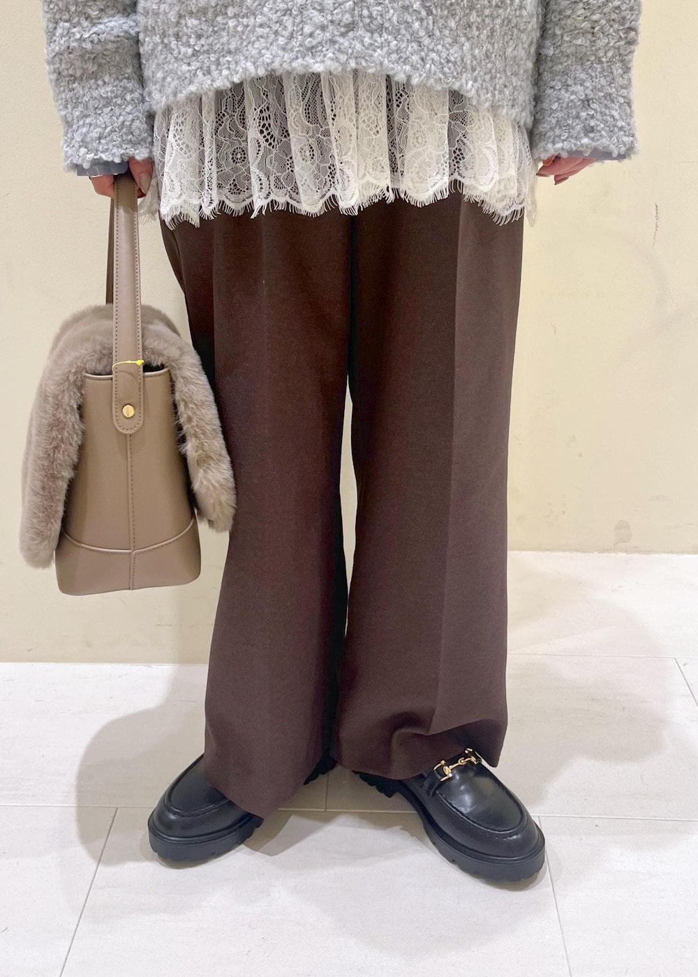 ブラック系のローファー、ブラウン系のショルダーバッグ、グレー系のニット/セーターを着用したレディースの冬コーディネートの8枚目の写真