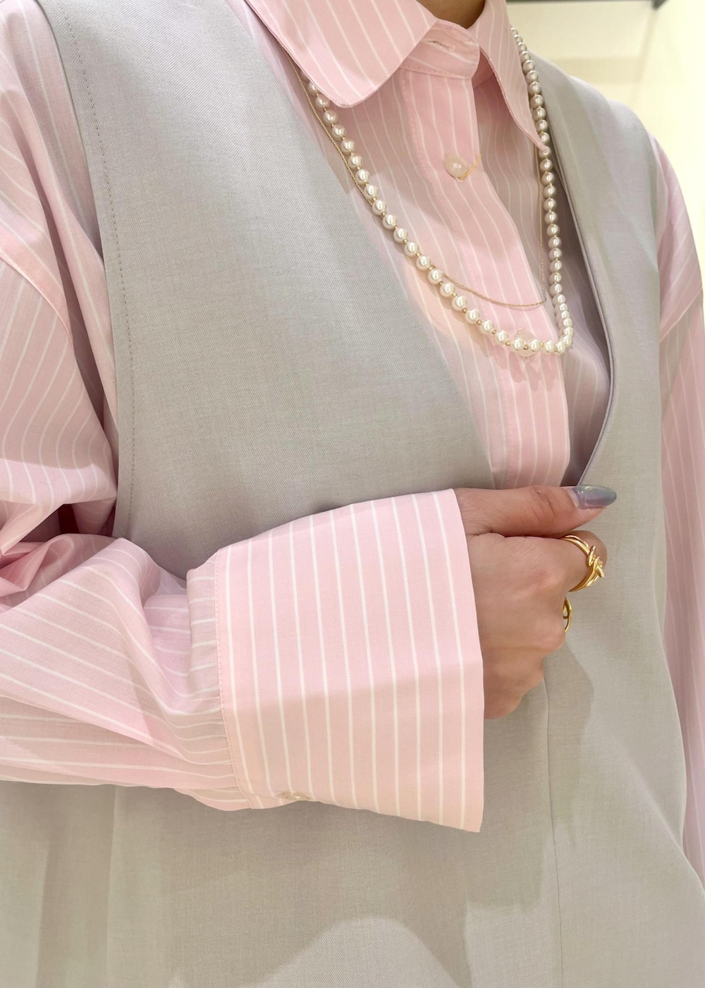 ピンク系のシャツ/ブラウス、グレー系のその他パンツ、グレー系のベストを着用したレディースの春コーディネートの5枚目の写真