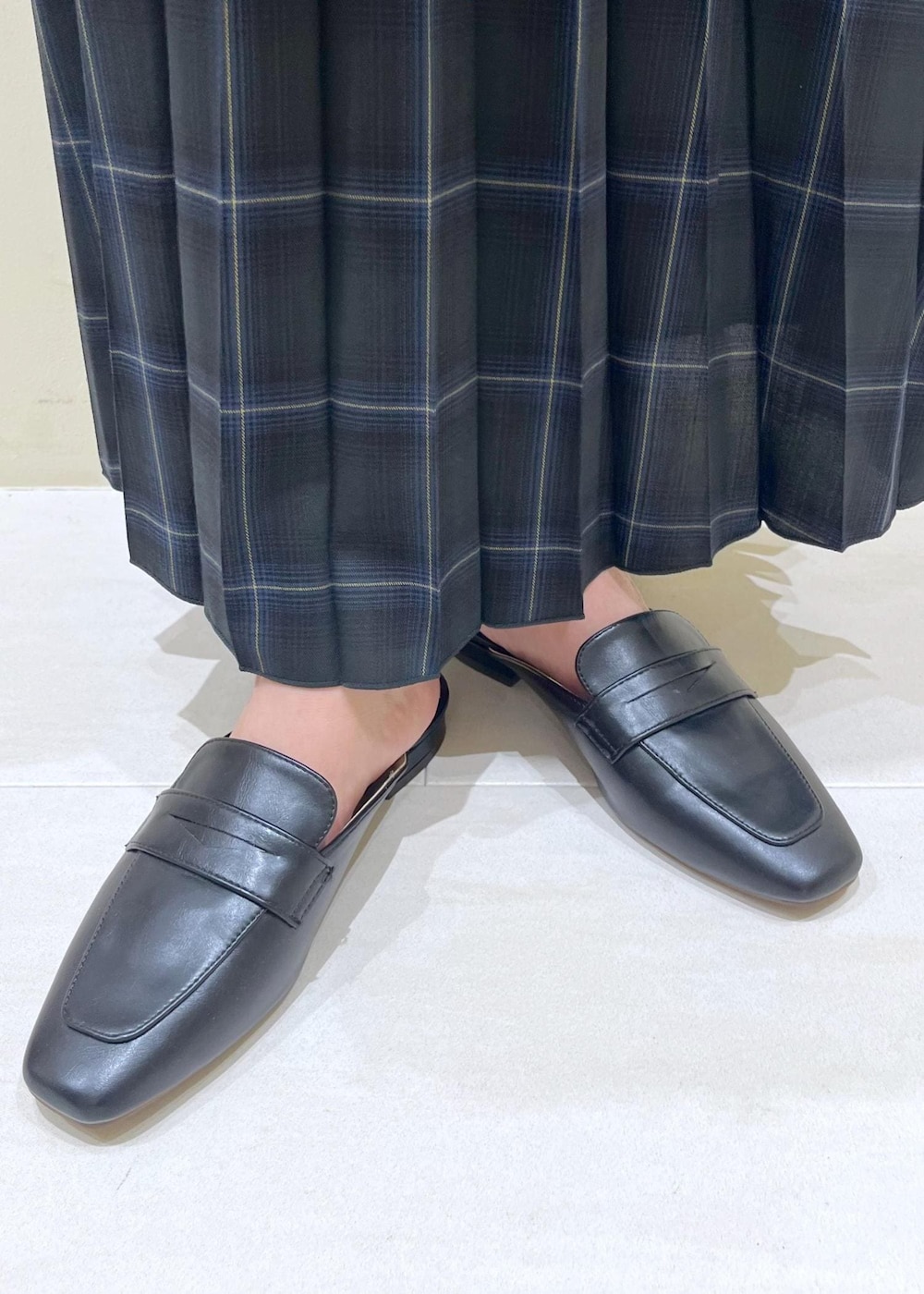 グレー系のタンクトップ、ブラック系のローファー、ブラック系のショルダーバッグを着用したレディースの夏コーディネートの10枚目の写真