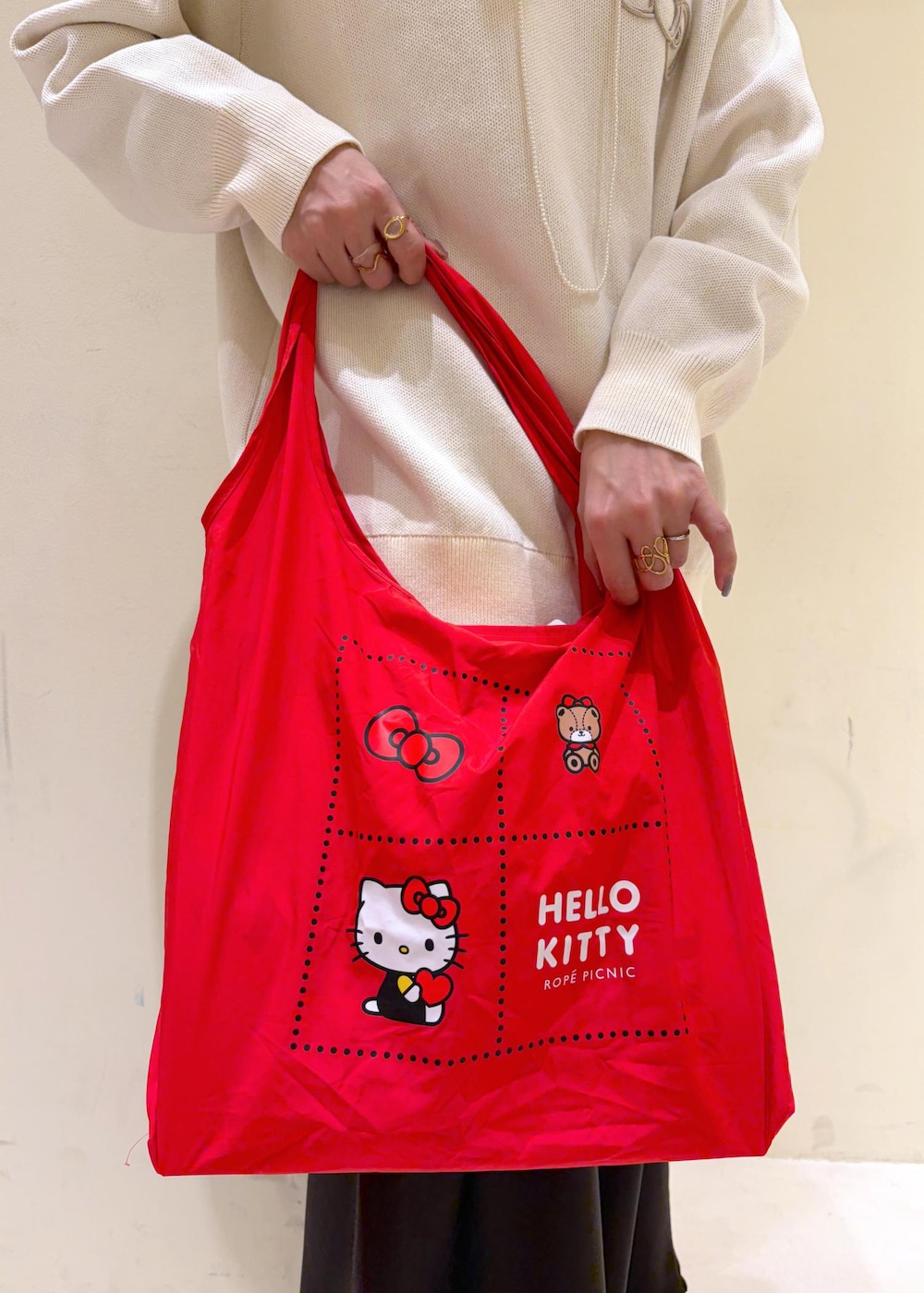 ホワイト系のTシャツ/カットソー、ブラック系のスニーカー、ブラウン系のスカートを着用したレディースの冬コーディネートの8枚目の写真