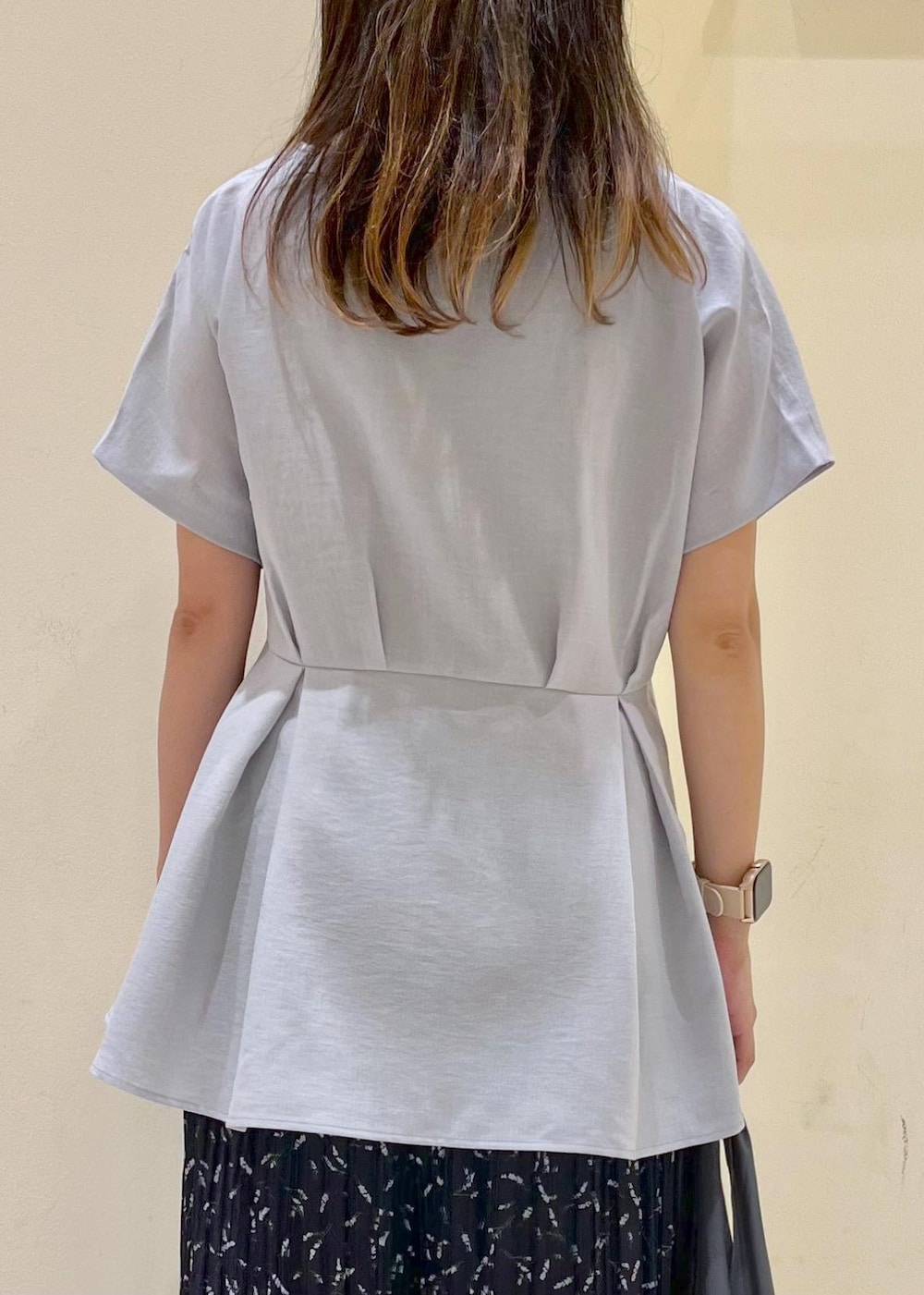 ゴールド系のサンダル、ブルー系のその他パンツ、ブルー系のシャツ/ブラウスを着用したレディースの夏コーディネートの7枚目の写真