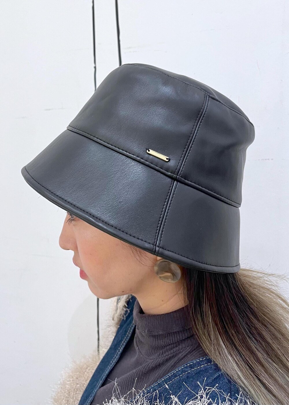 グレー系のTシャツ/カットソー、ベージュ系のカーディガン/ボレロ、ブラック系のブーツを着用したレディースの秋コーディネートの5枚目の写真