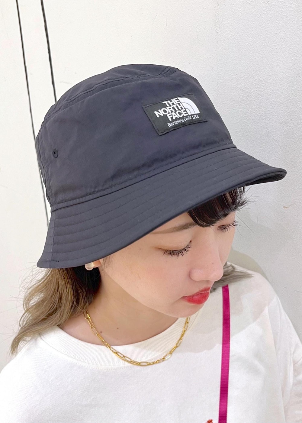 ホワイト系のTシャツ/カットソー、ブルー系のデニムパンツ、グレー系のショルダーバッグを着用したレディースの夏コーディネートの5枚目の写真