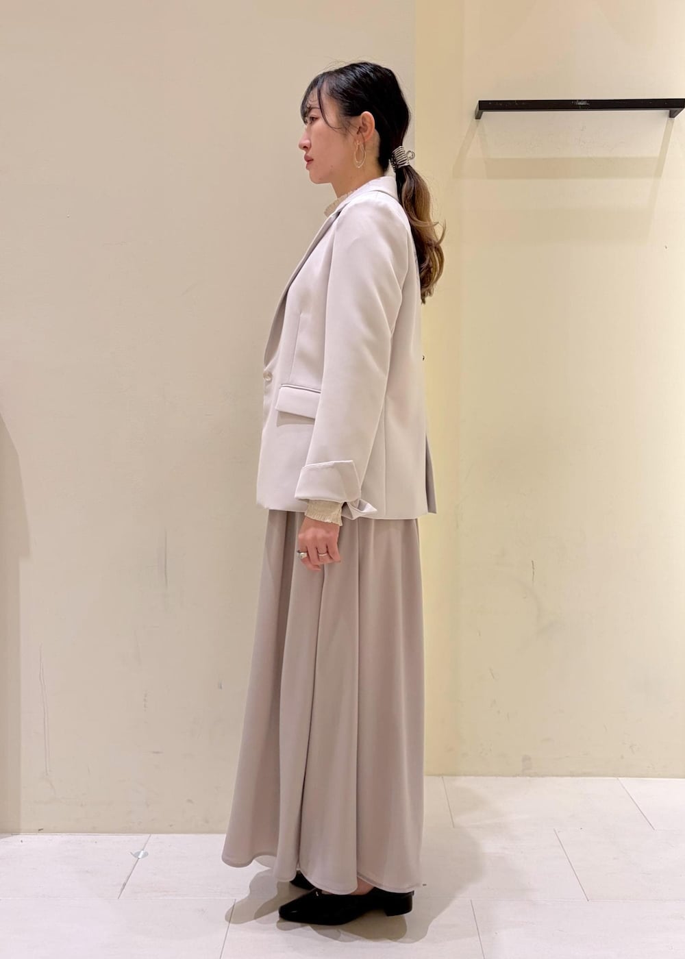 ベージュ系のその他パンツ、ブラック系のショルダーバッグ、グレー系のテーラードジャケットを着用したレディースの冬コーディネートの4枚目の写真